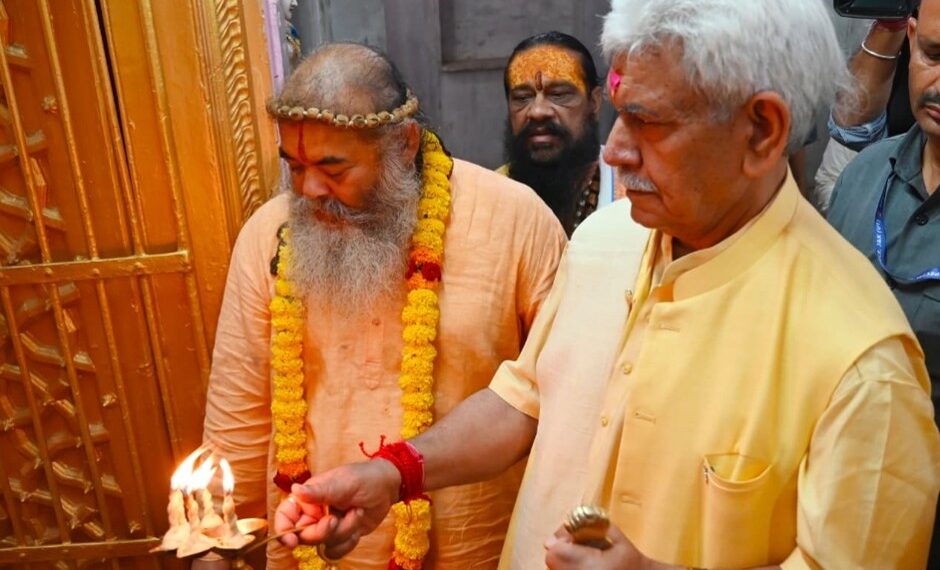 LG pays obeisance at Shri Ram Mandir at Purani Mandi
