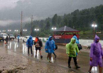 12,168 pilgrims pay obeisance at Holy Cave on first day