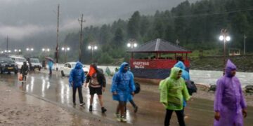 12,168 pilgrims pay obeisance at Holy Cave on first day