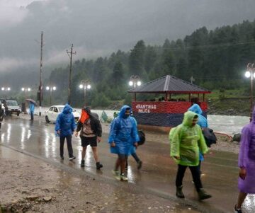 12,168 pilgrims pay obeisance at Holy Cave on first day