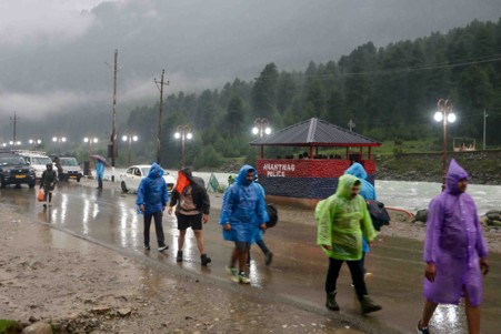 12,168 pilgrims pay obeisance at Holy Cave on first day