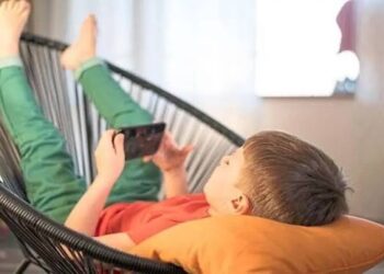 Smartphones replacing childhood before children learn to live: Psychiatrist