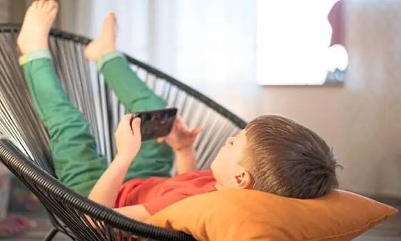 Smartphones replacing childhood before children learn to live: Psychiatrist