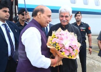 LG welcomes Raksha Mantri at Srinagar airport