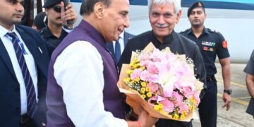 LG welcomes Raksha Mantri at Srinagar airport