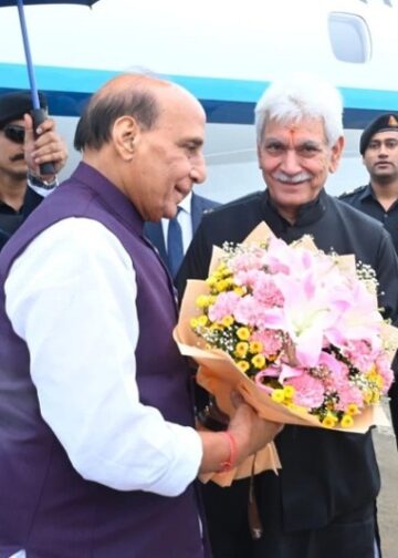 LG welcomes Raksha Mantri at Srinagar airport