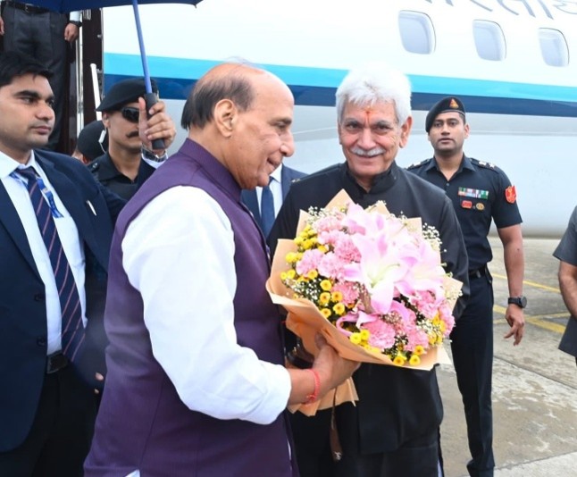 LG welcomes Raksha Mantri at Srinagar airport
