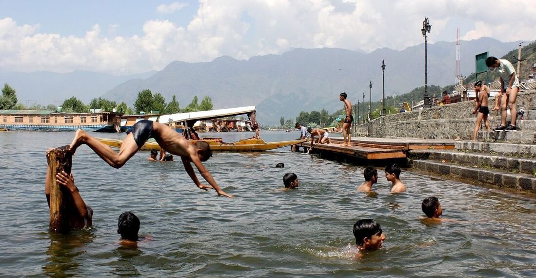 Srinagar simmers at 34°C, MeT predicts wet spell from today