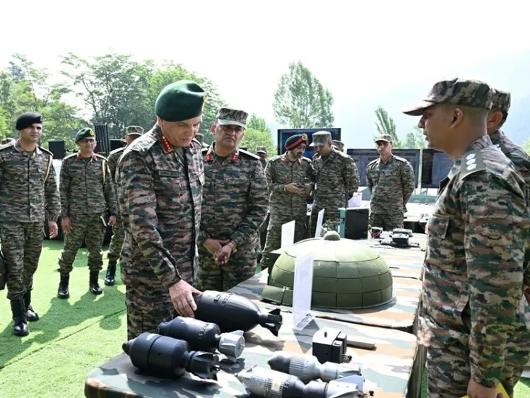 Army Chief assesses operational readiness along LoC