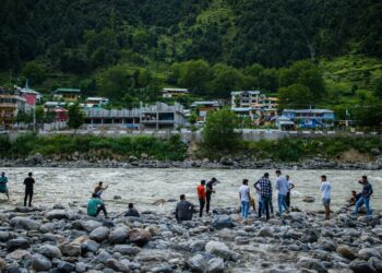 Once known for gun battles, Keran now draws thousands of tourists