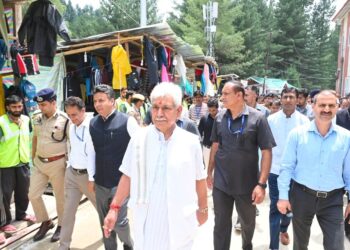 Amarnath Yatra 2026 : 3.5 lakh pilgrims pay obeisance at holy cave in first 15 days: LG Sinha
