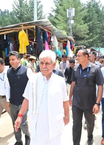Amarnath Yatra 2026 : 3.5 lakh pilgrims pay obeisance at holy cave in first 15 days: LG Sinha