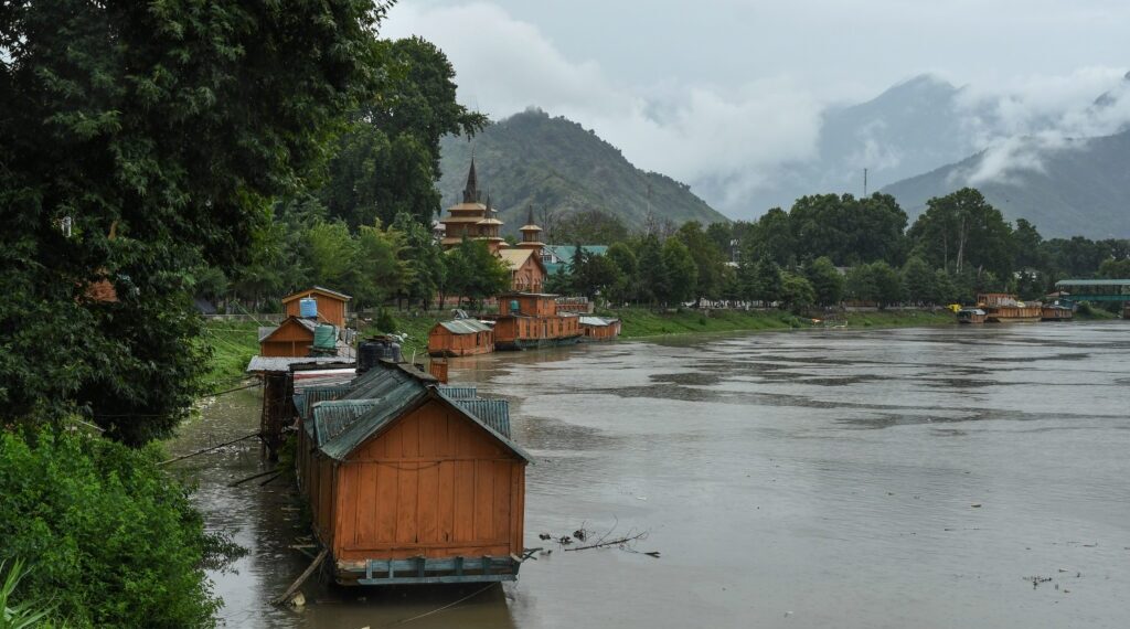 Jhelum receding; all major gauges safe