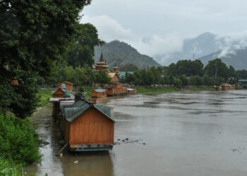 Jhelum receding; all major gauges safe