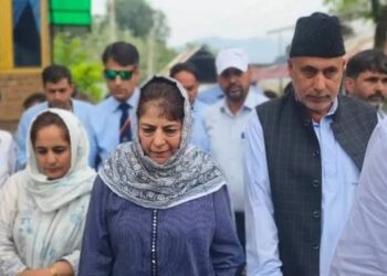 Mehbooba visits slain policeman’s family
