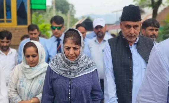 Mehbooba visits slain policeman’s family