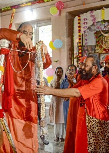 Chhari Mubarak begins final pilgrimage to Amarnath cave shrineC