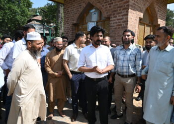 DC Baramulla reviews arrangements at major Shrines ahead of Eid Milad-un-Nabi (SAW)