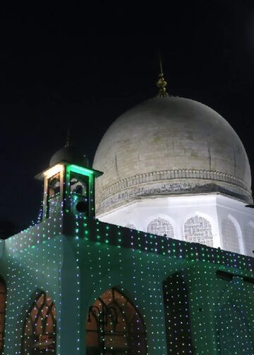 Dargah Hazratbal glows with lights, prayers on Milad-un-Nabi (SAW) eve