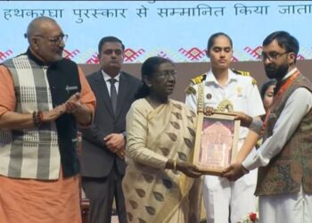 President confers National Handloom Award on two Kashmiri Master Weavers