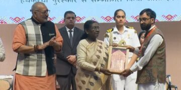 President confers National Handloom Award on two Kashmiri Master Weavers