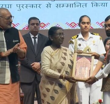 President confers National Handloom Award on two Kashmiri Master Weavers