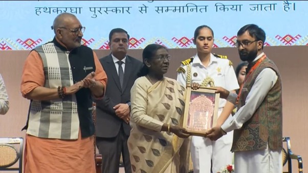 President confers National Handloom Award on two Kashmiri Master Weavers