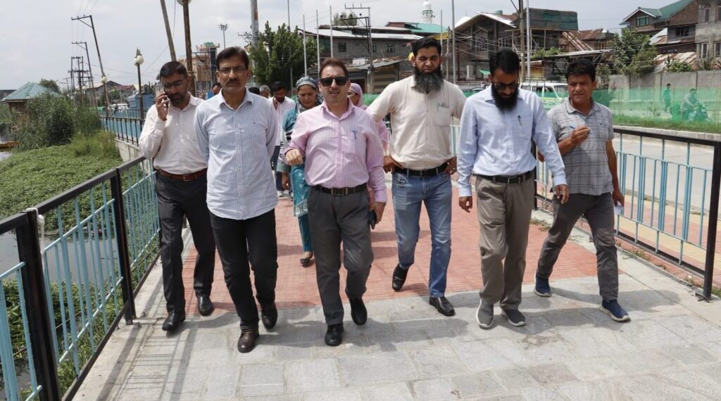 VC JKLCMA visits Brari Nambal, Khushalsar lakes to oversee progress of restoration works