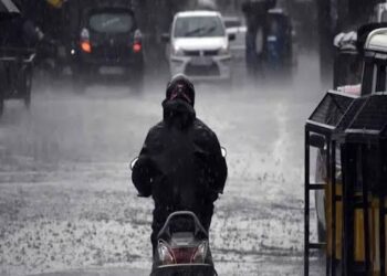 Heavy rain triggers flash floods in Kashmir