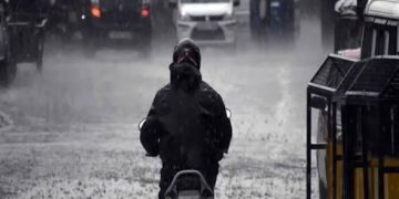 Heavy rain triggers flash floods in Kashmir