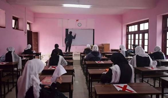 ‘J&K Govt school teaching staff plummets by over 4,800’