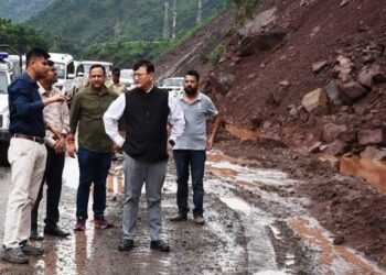 DC Udhampur inspects condition of NH-44, directs speedy debris clearance