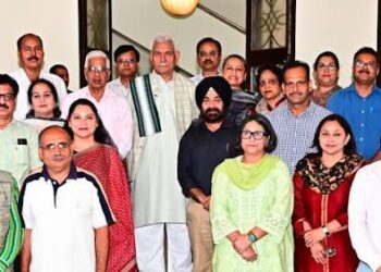 Delegation calls on LG Sinha