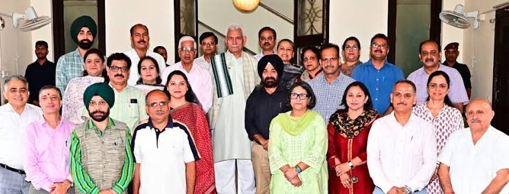 Delegation calls on LG Sinha