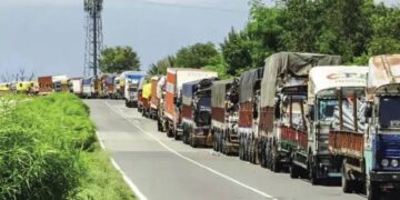 Highway closure traps hundreds of fruit-laden trucks