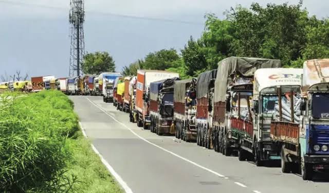 Highway closure traps hundreds of fruit-laden trucks
