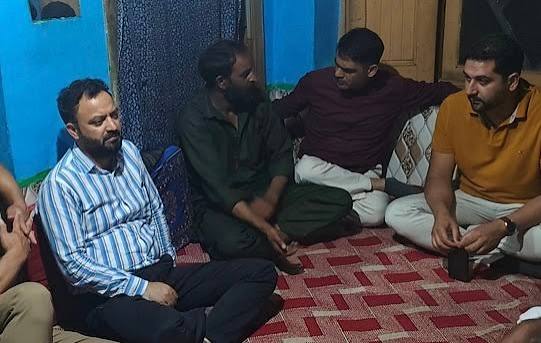 Gawran Cloudburst : Senior officers from district Admin visit bereaved families, extend condolences, assure all possible assistance