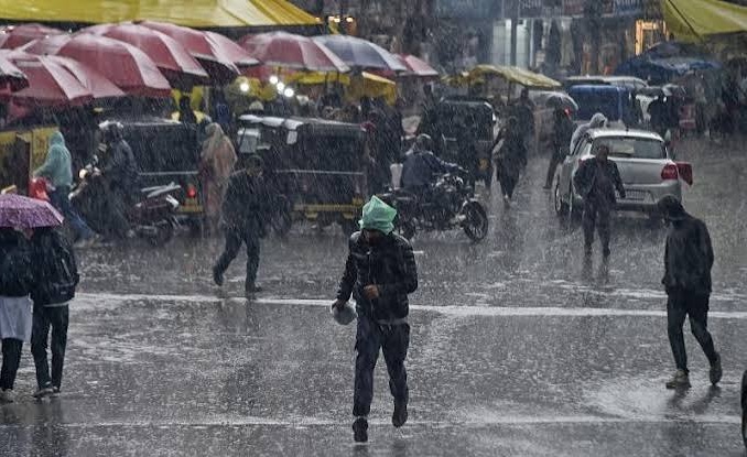 Rain lashes Kashmir parts; cloudburst hits Kulgam