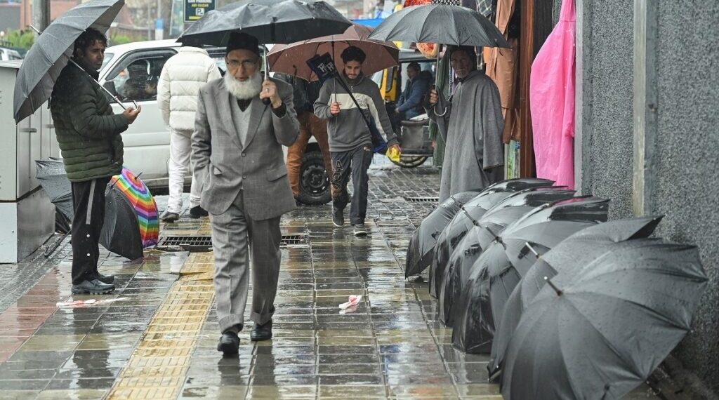 Rain lashes Kashmir parts, more showers forecast till Aug 17