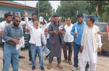 Contractors protest, lock Jal Shakti office