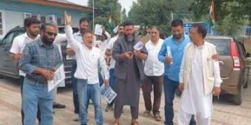 Contractors protest, lock Jal Shakti office