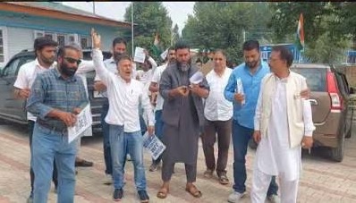 Contractors protest, lock Jal Shakti office