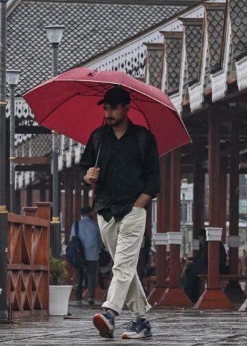 Rain brings brief relief in J&K, MeT predicts more showers