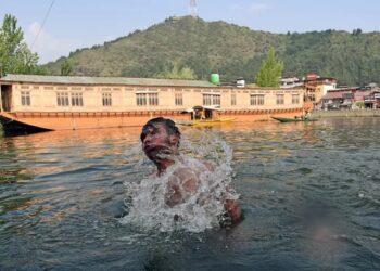Hot, humid weather to prevail, brief rain spells likely: MeT