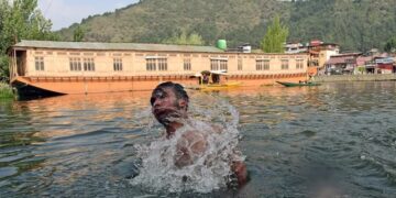 Hot, humid weather to prevail, brief rain spells likely: MeT