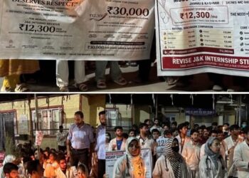 Mehbooba Backs GMC Bemina medicos’ stipend protest
