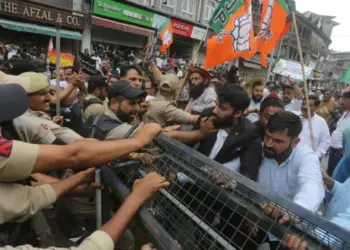 BJP marches towards Civil Secretariat Srinagar, stopped by police at HSHS