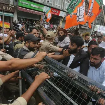 BJP marches towards Civil Secretariat Srinagar, stopped by police at HSHS