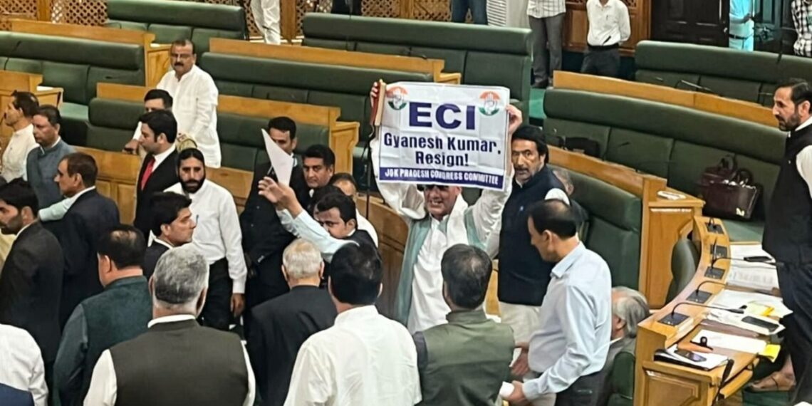 Cong counters BJP protest with ‘Vote Chor, Ghadi Chhodo’ slogans