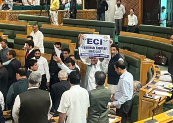 Cong counters BJP protest with ‘Vote Chor, Ghadi Chhodo’ slogans